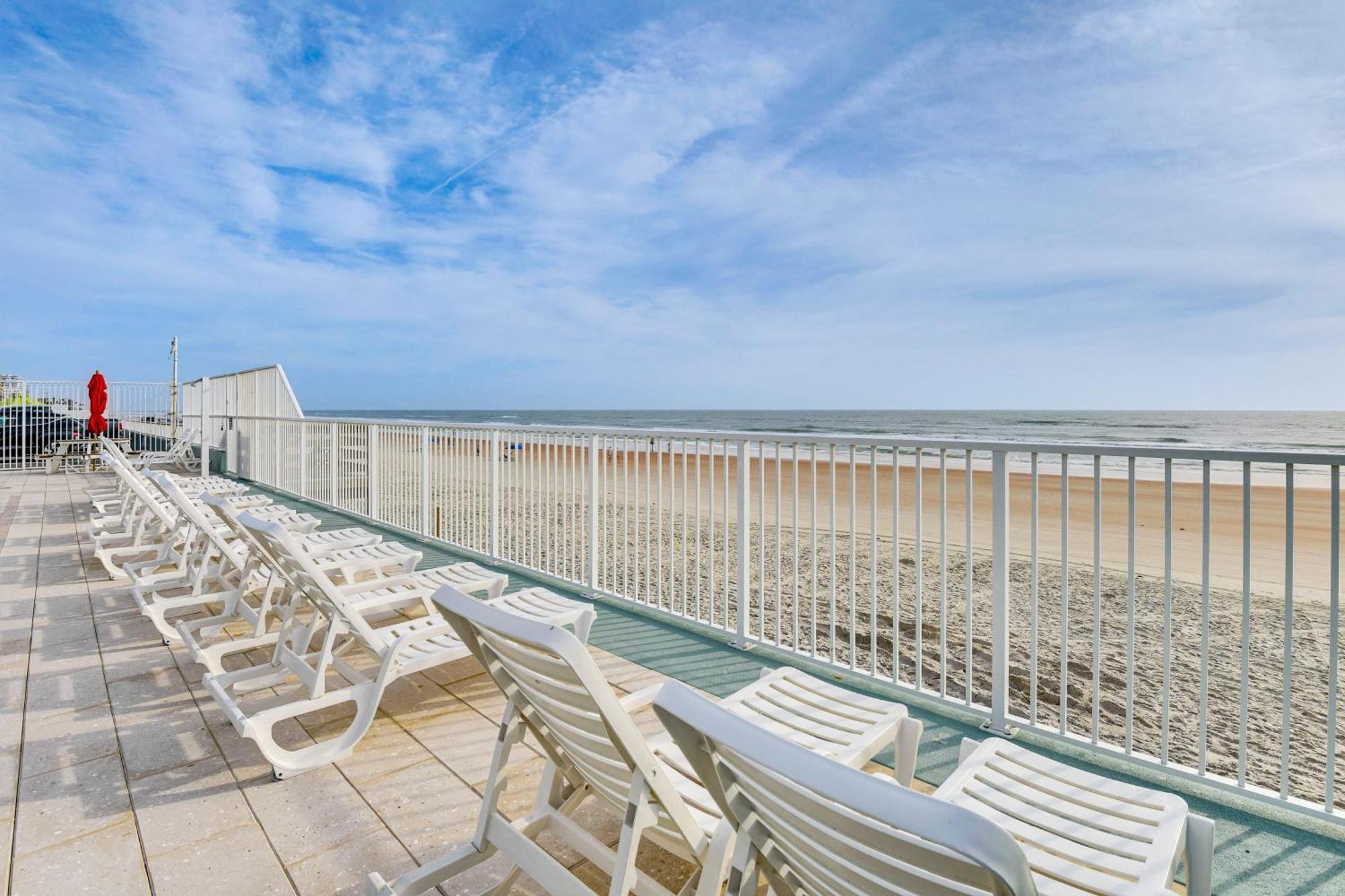 Updated Daytona Beach Oceanfront Studio! Exterior photo