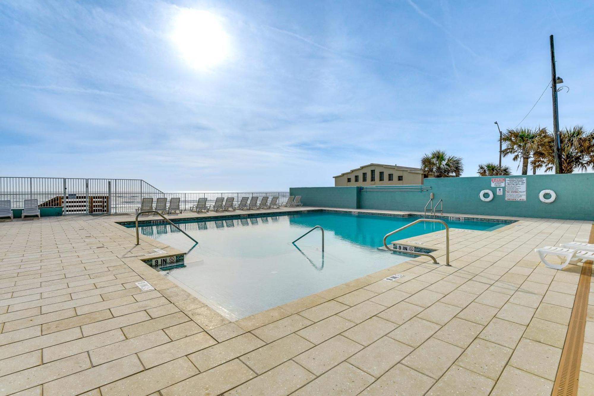 Updated Daytona Beach Oceanfront Studio! Exterior photo