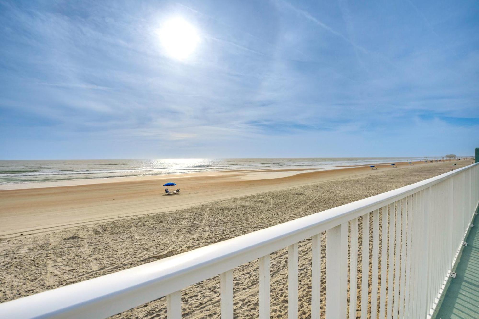 Updated Daytona Beach Oceanfront Studio! Exterior photo