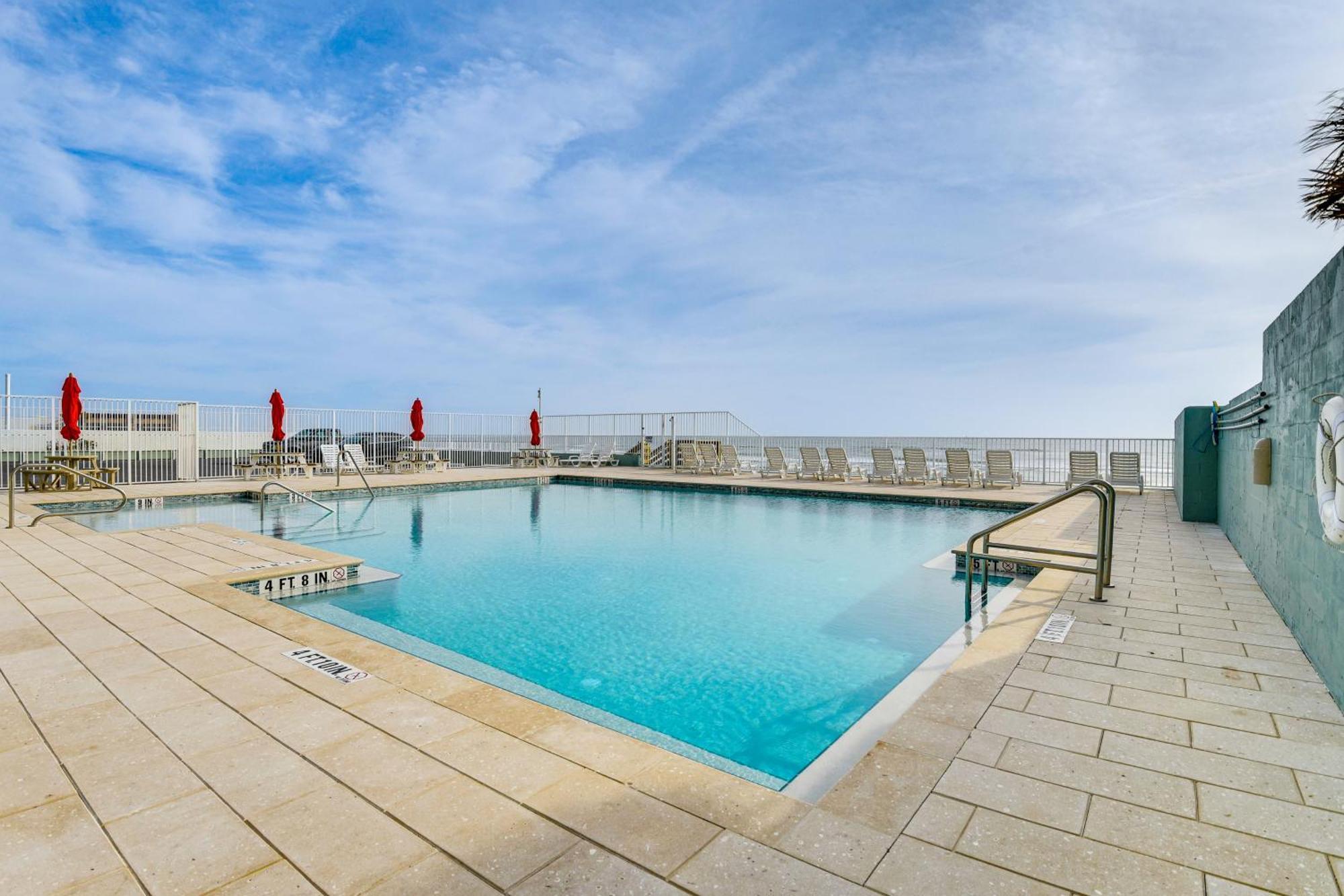Updated Daytona Beach Oceanfront Studio! Exterior photo