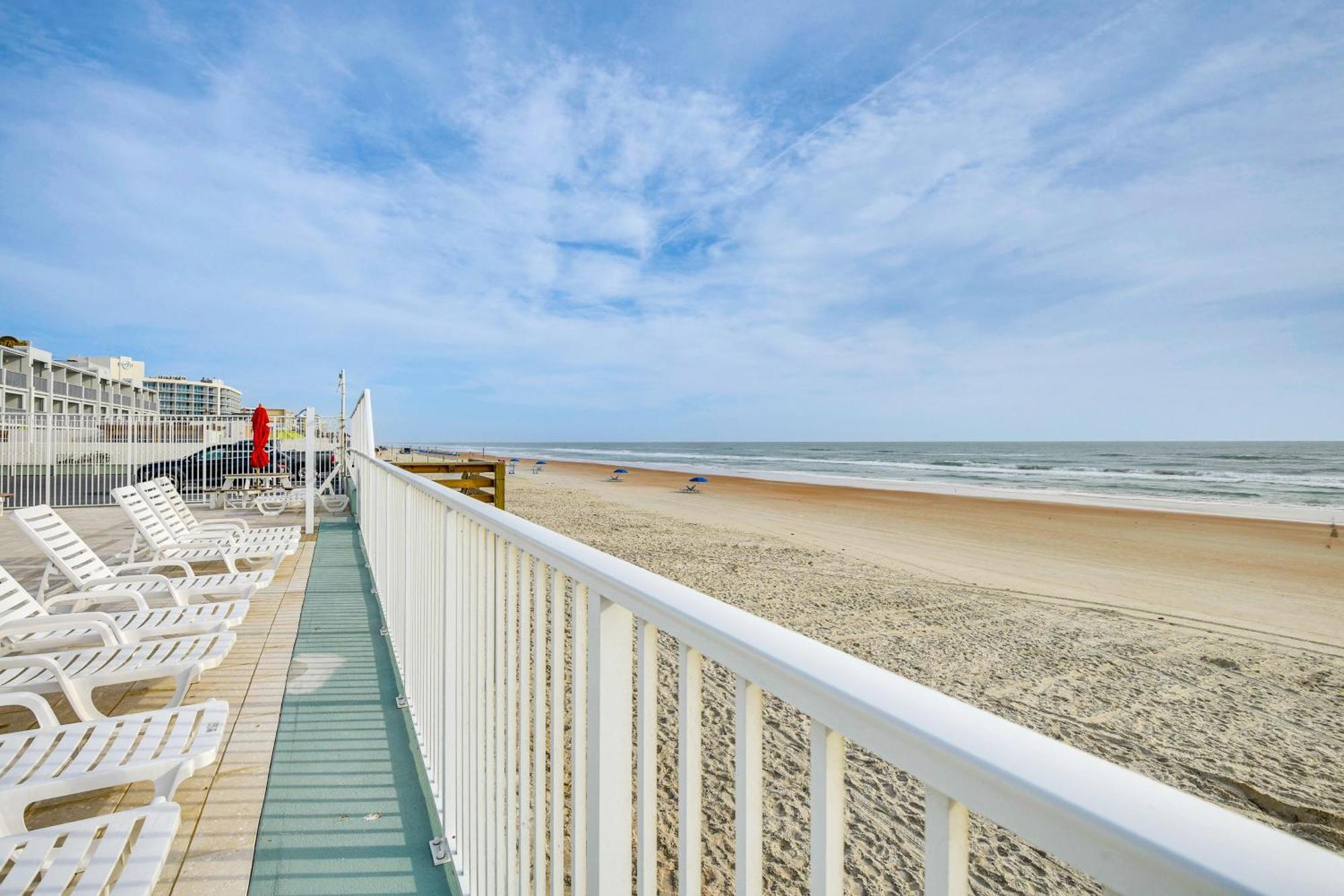Updated Daytona Beach Oceanfront Studio! Exterior photo