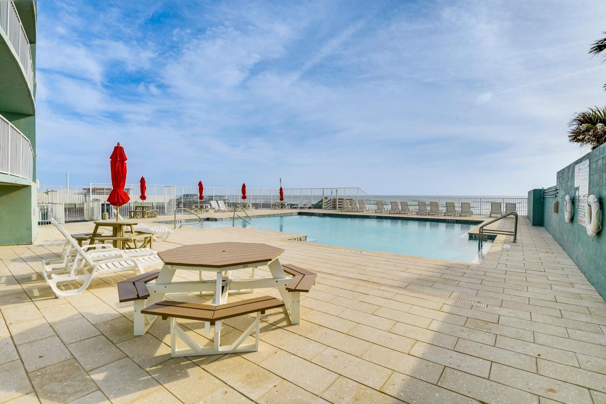 Updated Daytona Beach Oceanfront Studio! Exterior photo