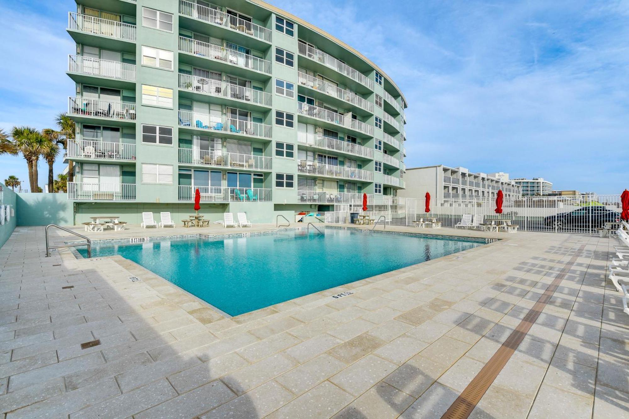 Updated Daytona Beach Oceanfront Studio! Exterior photo